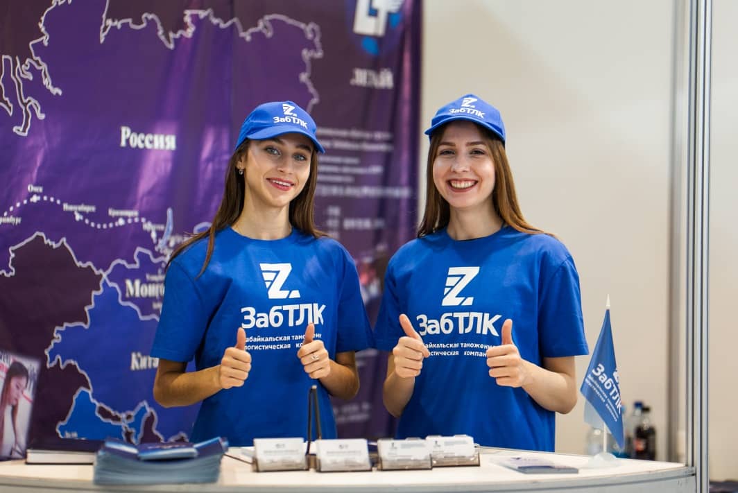 Девушки в майках компании ЗабТЛК